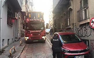 Beyoğlu'nda bina girişinde ceset bulundu