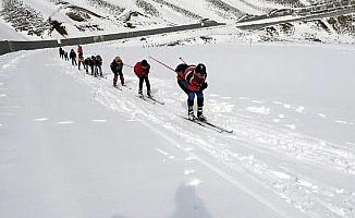 Kayakçılar, 2 bin 150 rakımlı Nemrut Dağı'nda yarışmalara hazırlanıyor
