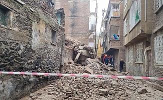 Diyarbakır’da 5 katlı ağır hasarlı bina çöktü; arama kurtarma çalışması başlatıldı