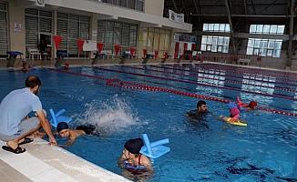 Engelli çocukların havuzda yüzme hayalini gerçekleştiriyorlar