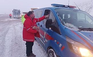 Kar yağışı nedeniyle yollarda mahsur kalan sürücülere yiyecek dağıtıldı
