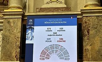 Fransa’da tartışmalı ‘göçmenlik yasası’ Macron'un partisinin oylarıyla kabul edildi