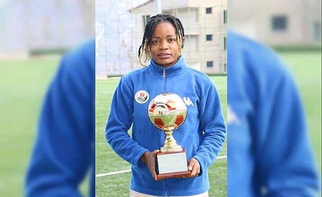 Hakkarigücü'nün kadın futbolcusu Manga'ya ülkesi Kamerun'da 'Altın Top' ödülü