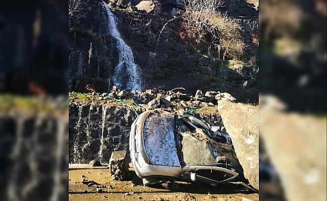 Heyelanda park halindeki cipin üzerine kaya düştü; 40 saniye ile ölümden döndü