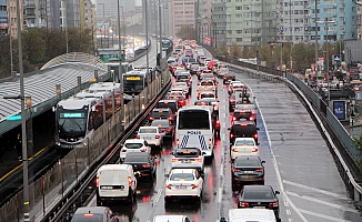İstanbul’da yağmur trafiği durma noktasına getirdi