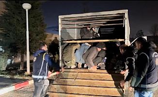 Kamyonetin kasasından 45 kaçak göçmen çıktı