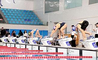 Engelli sporcular, yüzme müsabakasında yarıştı
