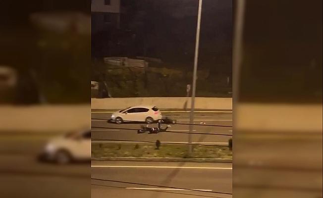 Kazaya yardım etmek için duran sürücünün otomobiline motosiklet çarptı: 3 yaralı