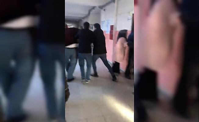 Okulu basıp, öğretmenleri dövdüler