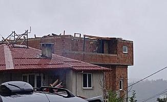 Rize'de fırtına! Çatılar uçtu, arabalarda hasar meydana geldi