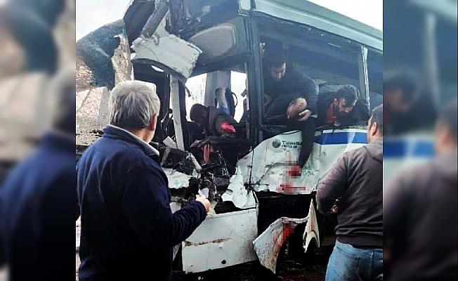 Manisa'da feci kaza: 5'i ağır 17 kişi yaralandı