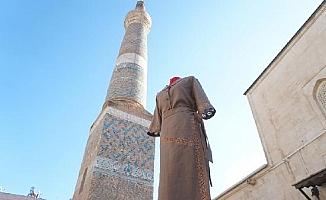 Siirt'te 894 yıllık tarihi camideki motifler, kıyafetlere işlendi