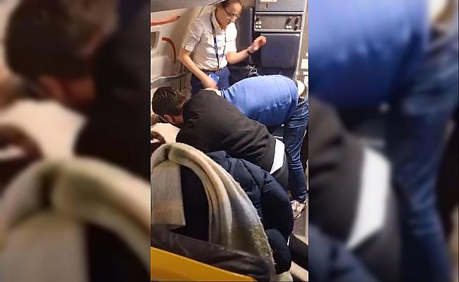 Alkollü yolcu, uçağı birbirine kattı