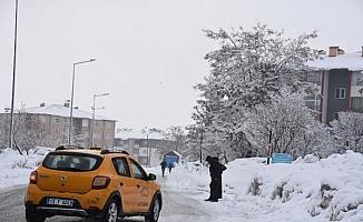 Bitlis'te 34 köy yolu kardan kapandı