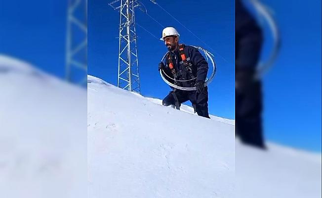 Bitlis'te ekipler, karlı yolları aşıp elektrik arızasını giderdi