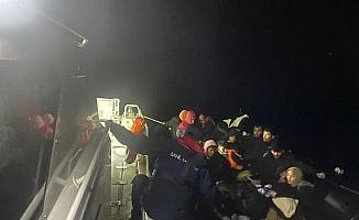 Yunanistan'ın ittiği ve tekneleri arızalanan 58 göçmen kurtarıldı