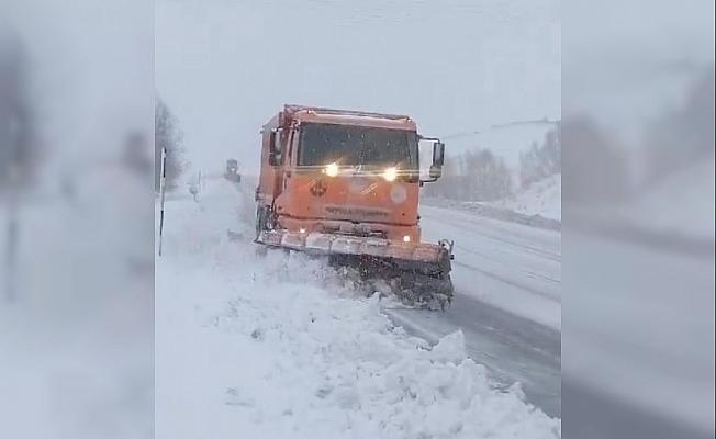 Erzincan'da Karayolları ekiplerinin geçitlerde karla mücadele çalışması