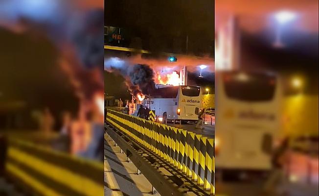 Feci kaza! Gişelerde beton bariyere çarpan yolcu otobüsü alev aldı
