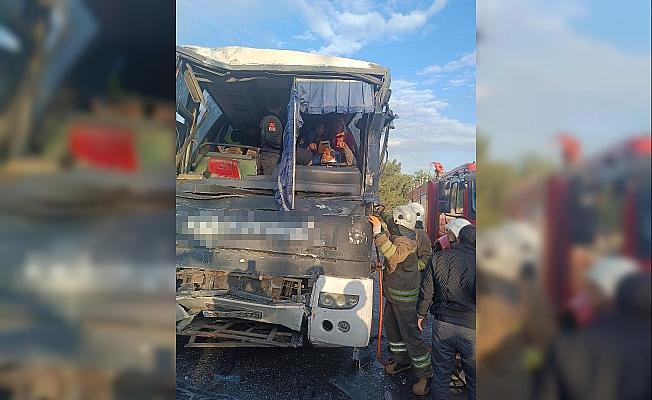 Hatay'da işçi servisi otobüsle çarpıştı: 1'i ağır 18 yaralı