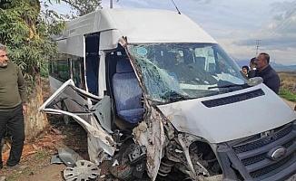 Osmaniye'de servis minibüsü, ağaca çarptı: 4'ü öğrenci 6 yaralı