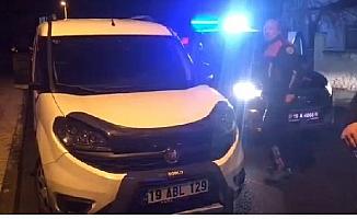 Polis otosuna çarpıp kaçan hafif ticari aracın alkollü sürücüsü evinde yakalandı
