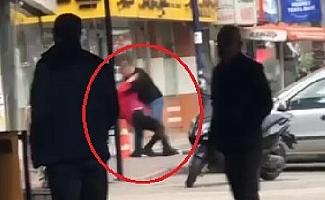 Sokak ortasında kadını dakikalarca dövdü