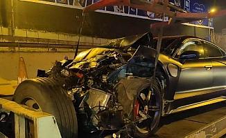 Lüks otomobil belediye aracına çarptı: 5 yaralı