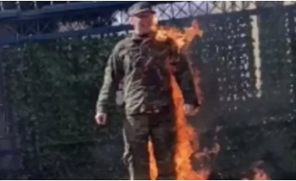 ABD'li asker İsrail Büyükelçiliği önünde kendini ateşe verdi: Durumu kritik