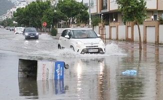 Antalya'da şiddetli yağış hayatı olumsuz etkiledi. Okullara 1 gün ara verildi