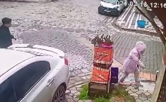 Hırsız küçük kızın elindeki ekmek parasını çalıp kaçtı