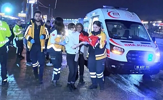 Tur otobüsü beton aydınlatma direğine çarptı: 10 turist yaralandı