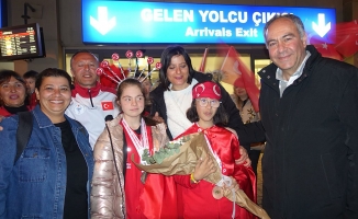 Dünya şampiyonu Nilsu ve Selin Naz'a Adana'da coşkulu karşılama