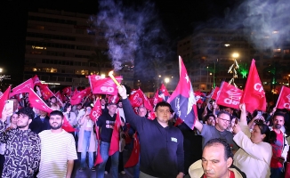 İzmir'de CHP'liler Cumhuriyet Meydanı'nda toplanıyor