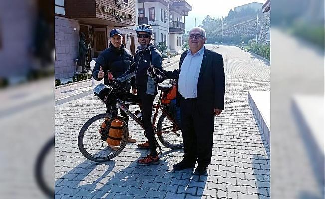 İspanya'dan başladığı bisiklet turu Manisa'nın Yunusemre ilçesine ulaştı