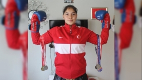 Babasının ısrarıyla haltere başlayan Medine, Türkiye şampiyonu oldu