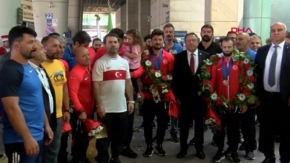 Milli güreşçiler Ali Cengiz, Rıza Kayaalp ve Enes Başar Ankara'da törenle karşılandı