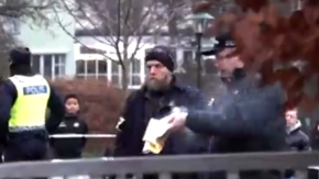 Irkçı Rasmus Paludan Türkiye#039;nin Stockholm Büyükelçiliği önünde Kuran-ı Kerim yaktı
