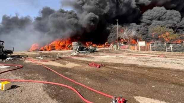 Ankara Hurdacılar Sanayi Sitesi'nde lastik ve kağıtların bulunduğu alanda yangın