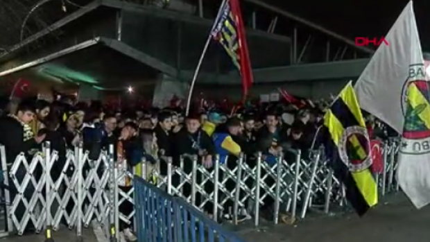 Fenerbahçeli taraftarlar, havalimanında takımlarını bekliyor